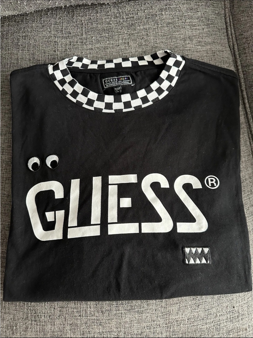 GUESS mens Black Logo Graphic Tee with Checker Neck